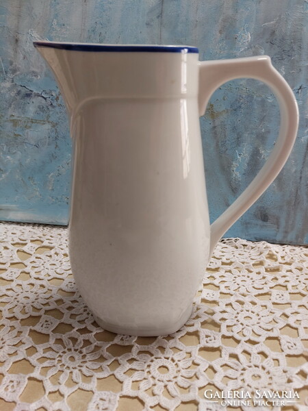 Menzás fehér porcelán kancsó, kék szegéllyel, jelzés nélkül