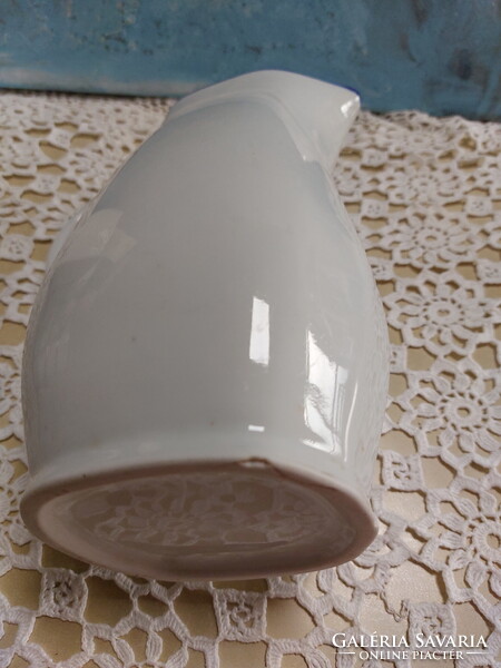 Menzás fehér porcelán kancsó, kék szegéllyel, jelzés nélkül