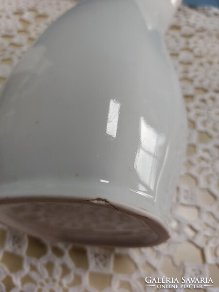 Menzás fehér porcelán kancsó, kék szegéllyel, jelzés nélkül
