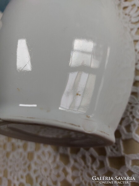 Menzás fehér porcelán kancsó, kék szegéllyel, jelzés nélkül