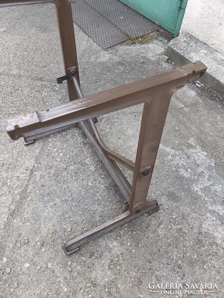 Cast iron machine foot pfaff