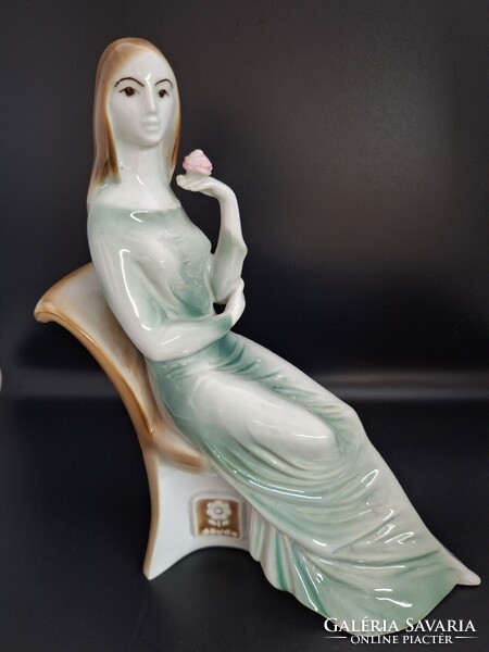 Zsolnay porcelán, ülő nő rózsával