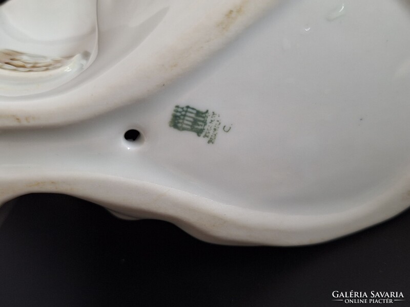 Zsolnay porcelán, ülő nő rózsával