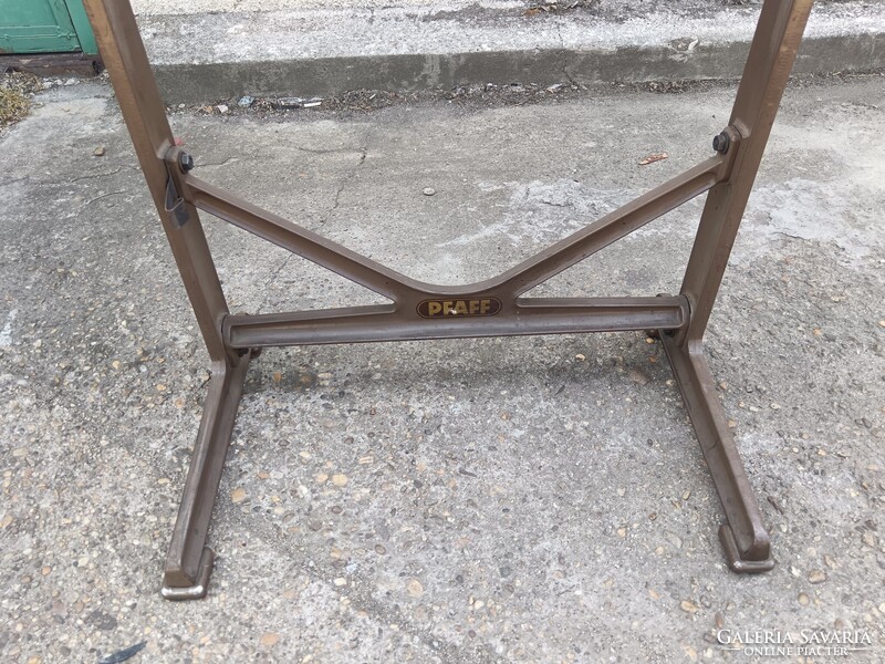 Cast iron machine foot pfaff