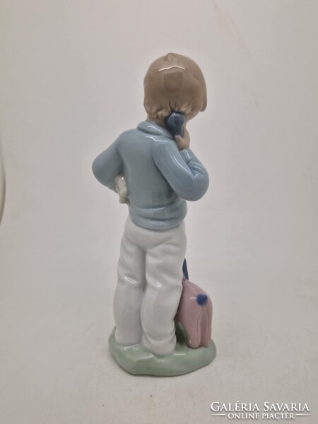 Lladro Nao kisfiú játékmacival és kutyával 19cm