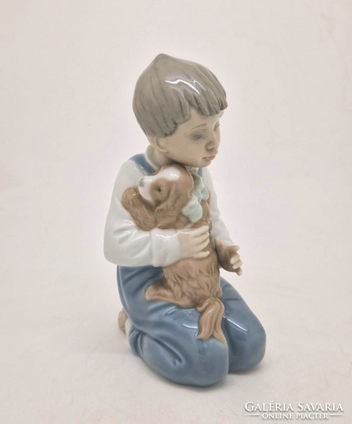 Lladro Nao kisfiú kiskutyájával 15cm