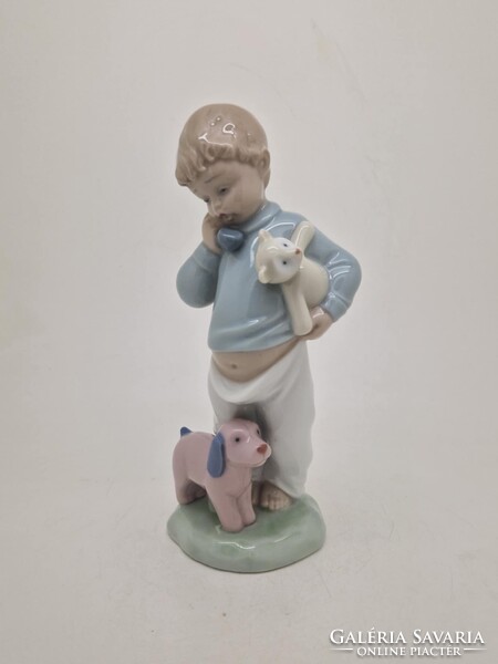 Lladro Nao kisfiú játékmacival és kutyával 19cm