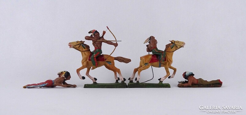 1V740 Antik német Elastolin Western figura csomag cowboyok és indiánok 23 darab + tereptárgyak