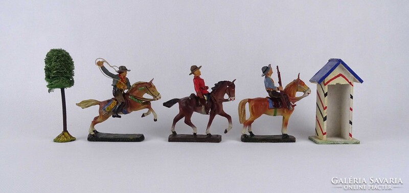 1V740 Antik német Elastolin Western figura csomag cowboyok és indiánok 23 darab + tereptárgyak