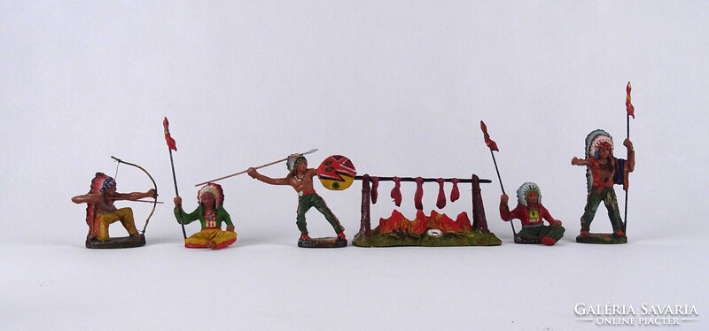 1V740 Antik német Elastolin Western figura csomag cowboyok és indiánok 23 darab + tereptárgyak