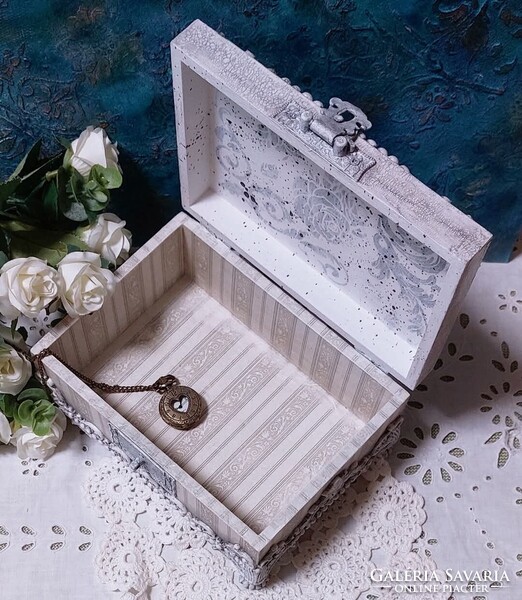Elegáns, egyedi vintage doboz puttokkal