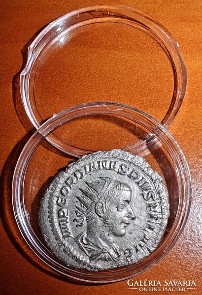 Gordianus III (Pius) ezüst denár – VF–EF állapot – parádés portré