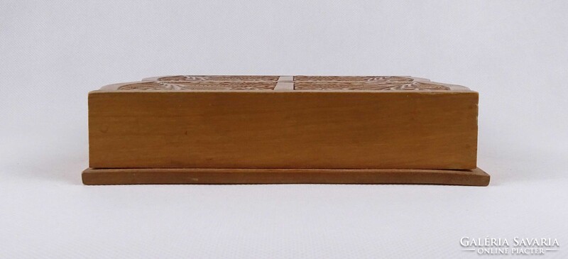 1V970 Régi nagyméretű faragott fedelű, négyrekeszes fadoboz 20.5 x 19 x 4.5 cm
