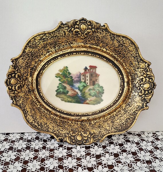 Gyönyörű blondel ovális fakeretben selyemszálas mikro gobelin   31 cm x 27 cm