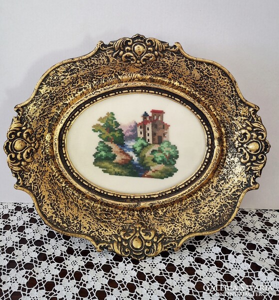 Gyönyörű blondel ovális fakeretben selyemszálas mikro gobelin   31 cm x 27 cm