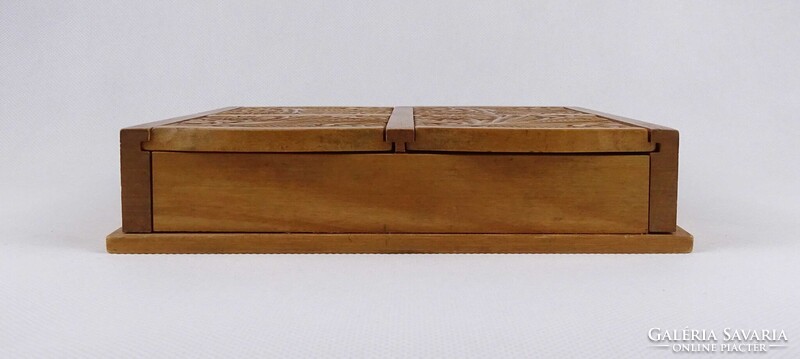 1V970 Régi nagyméretű faragott fedelű, négyrekeszes fadoboz 20.5 x 19 x 4.5 cm