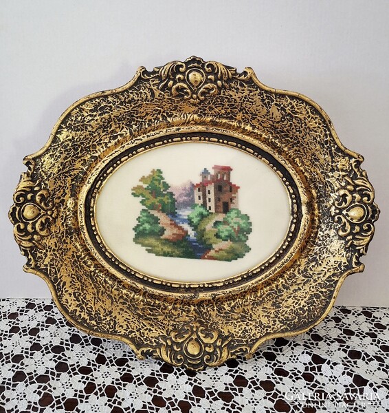 Gyönyörű blondel ovális fakeretben selyemszálas mikro gobelin   31 cm x 27 cm