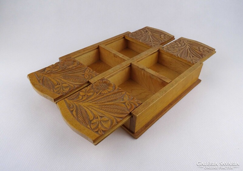 1V970 Régi nagyméretű faragott fedelű, négyrekeszes fadoboz 20.5 x 19 x 4.5 cm