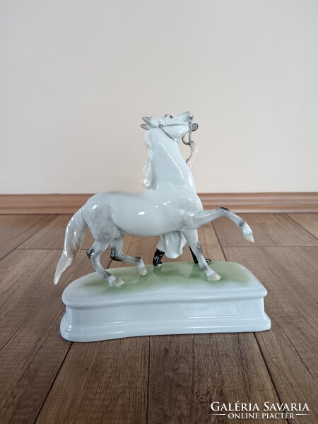 Régi Herendi porcelán Lovát fékező csikós