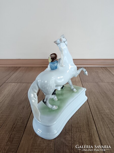 Régi Herendi porcelán Lovát fékező csikós