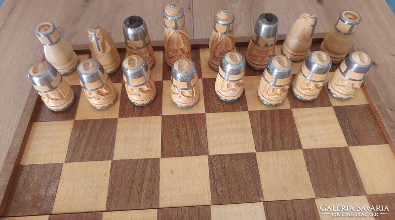 Egyedi kézzel faragott sakk készlet