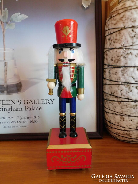 Klasszikus kardos diótörő figura (30.5 cm) - zenedobozzal