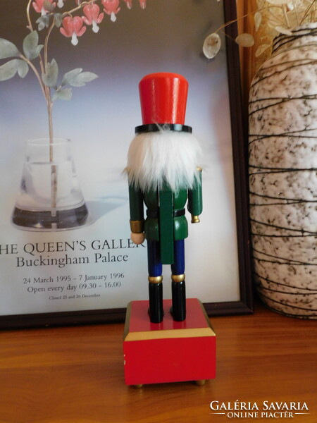 Klasszikus kardos diótörő figura (30.5 cm) - zenedobozzal