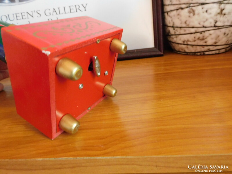 Klasszikus kardos diótörő figura (30.5 cm) - zenedobozzal