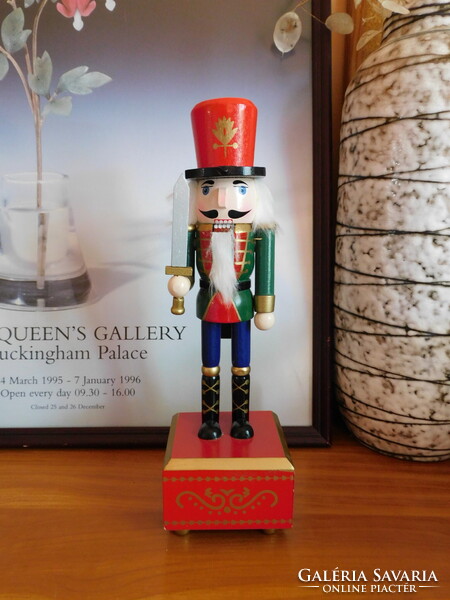 Klasszikus kardos diótörő figura (30.5 cm) - zenedobozzal