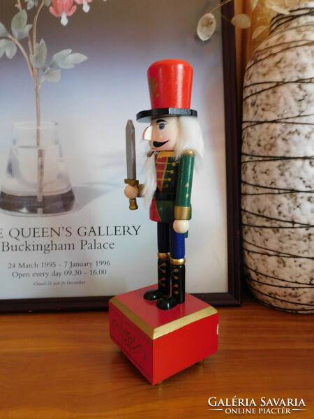 Klasszikus kardos diótörő figura (30.5 cm) - zenedobozzal