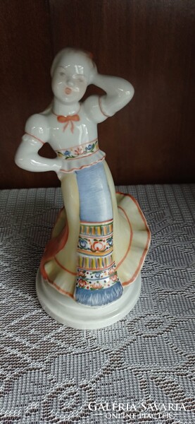 HERENDI  LÁNY 17 CM KITÜNŐ ÁLLAPOTBAN  GYÜJTEMÉNYES DARAB