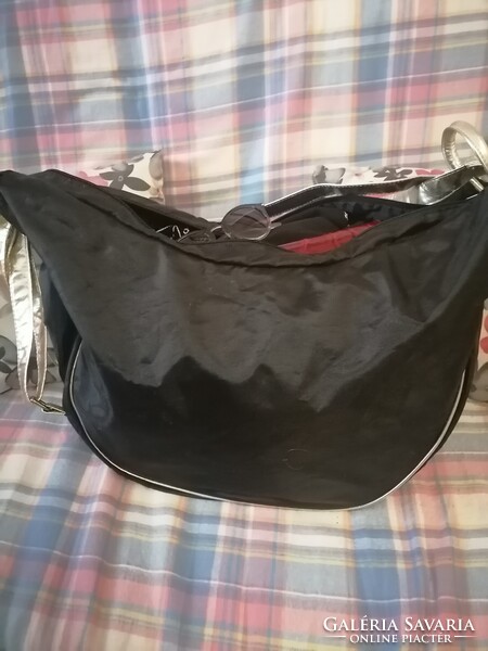 Szebbnél szebbek molett nálam mutatós nagyméretű utazó táska vagy strandtaska 50x35x16