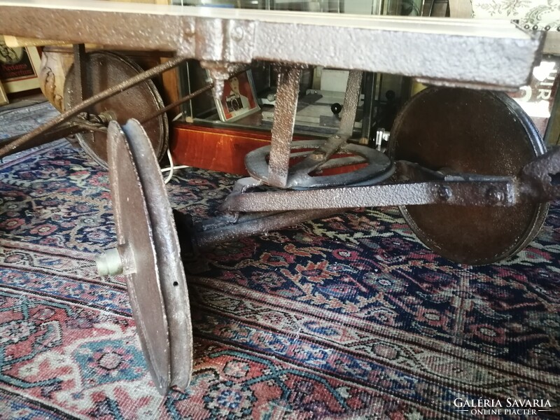 INDUSTRIÁL STÍLUSÚ DOHÁNYZÓASZTAL, KEREKES ASZTAL, KISKOCSI