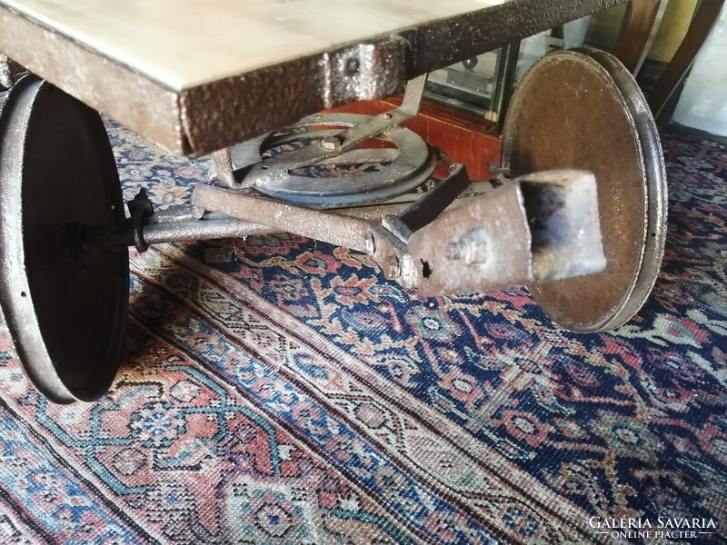 INDUSTRIÁL STÍLUSÚ DOHÁNYZÓASZTAL, KEREKES ASZTAL, KISKOCSI