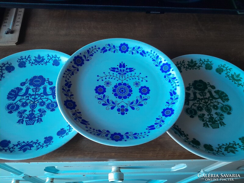 Porcelán Népi tányér falra akasztható 3 db a licit az egészre vonatkozik.
