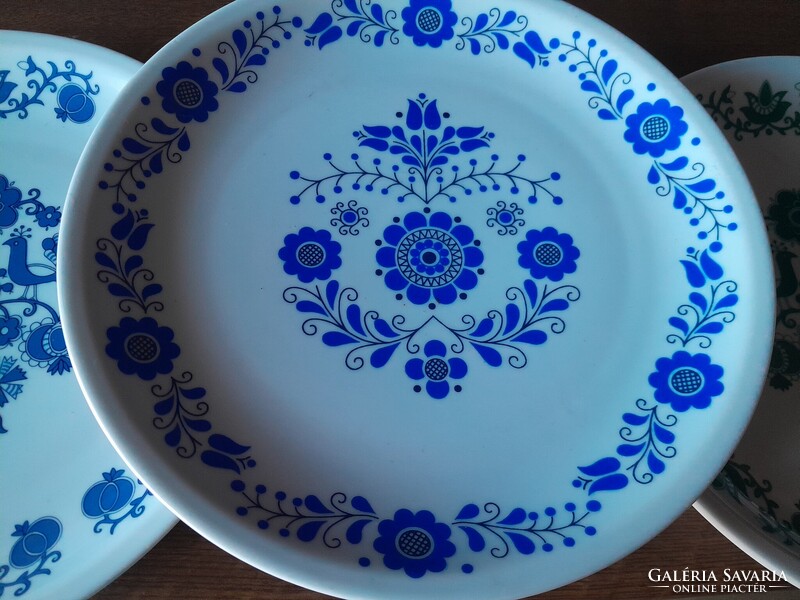 Porcelán Népi tányér falra akasztható 3 db a licit az egészre vonatkozik.