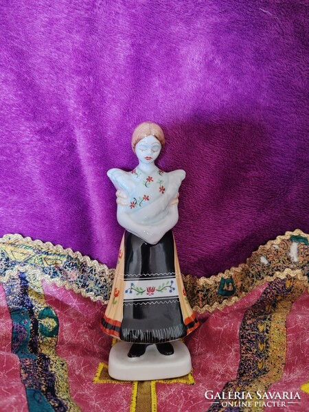 Hollóhazi porcelán figura