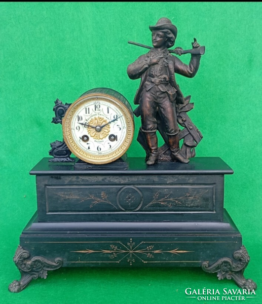 Antik ,francia ,vadászó Valence grófja ,bronz ,figurális, gránit talpas,felesütős kandalló óra 19 sz