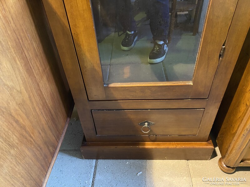 Kicsi alól fiókos Biedermeier polcos vitrin.