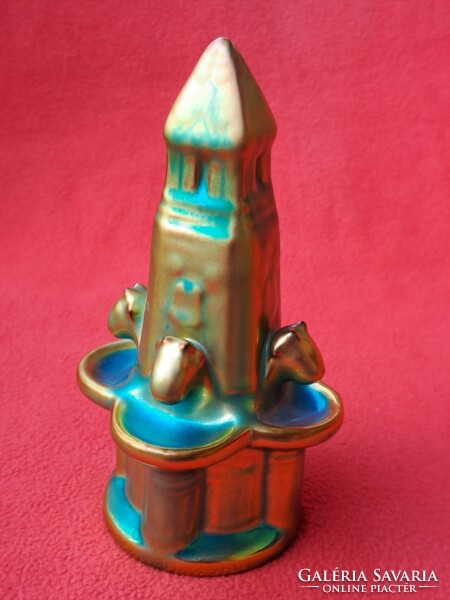 Pajzspecsétes, gyönyörű színekben pompázó Zsolnay eozin szökőkút