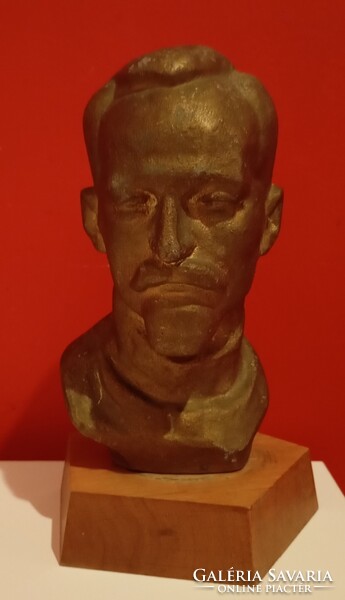 Feliksz Edmundovics Dzerzsinszkij mellszobor