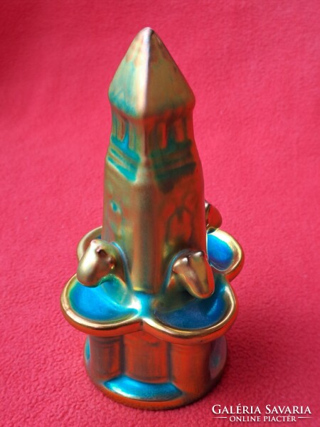 Pajzspecsétes, gyönyörű színekben pompázó Zsolnay eozin szökőkút