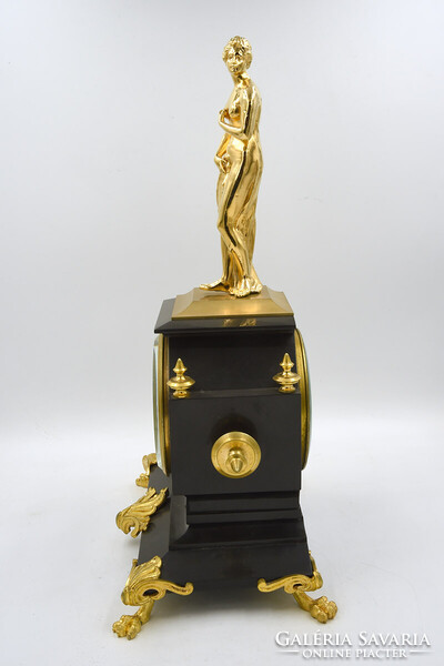19. századi francia aranyozott bronz és márvány óra, 1880 körül.
