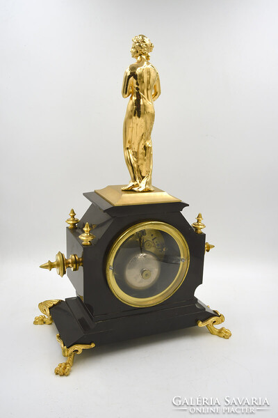19. századi francia aranyozott bronz és márvány óra, 1880 körül.