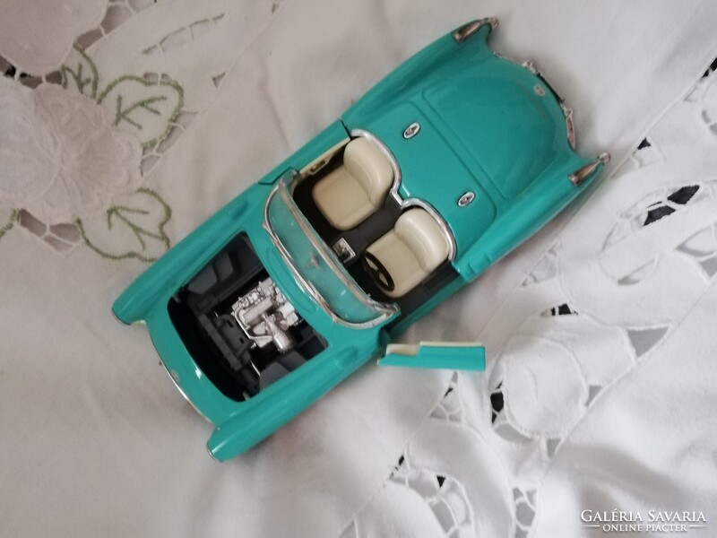 Maisto Corvette 1/24 modell     K