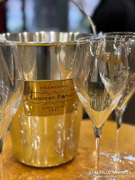 Laurent-Perrier pezsgőhűtő ajándékszett 6 kristálypohárral – bőrdíszítéses nemesacél veder, exkluzív