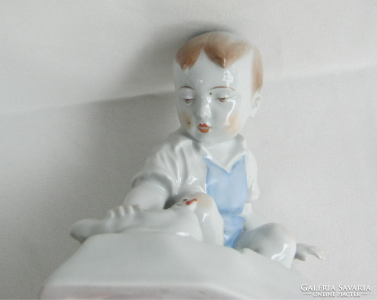 Zsolnay porcelán tyúkot simogató kisfiú