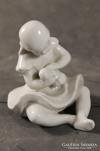 Jelzett porcelán kislány babával 247