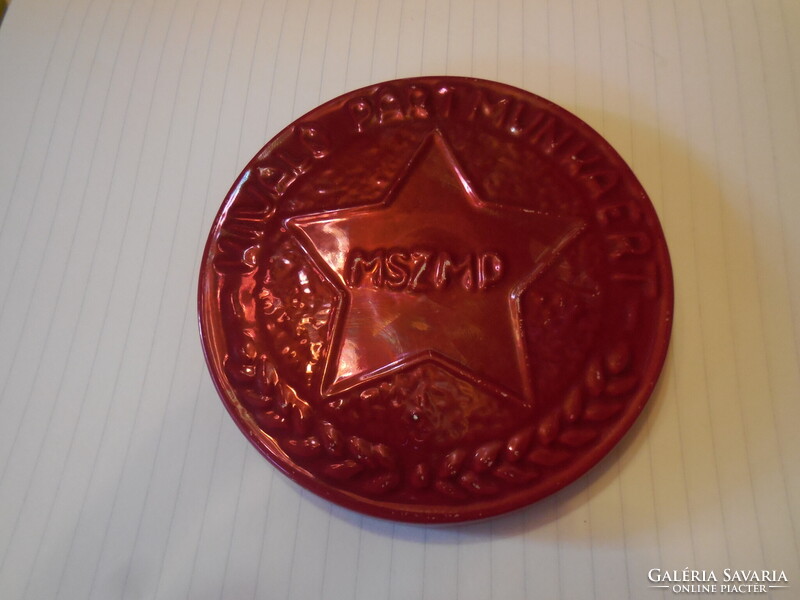 Zsolnay  piros  /  ökörvér /  színű eozin  MSZMP - s  díszplakett  11,2 cm
