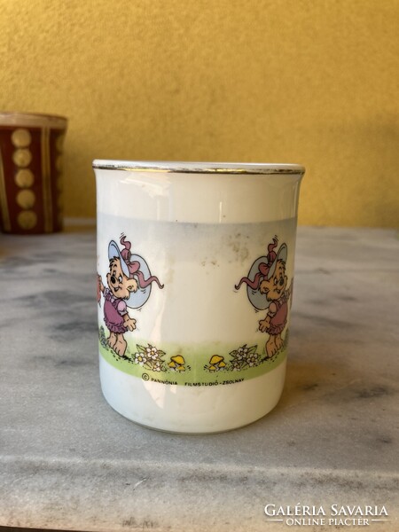 Erdő kapitánya hollóházi porcelán mese bögre.